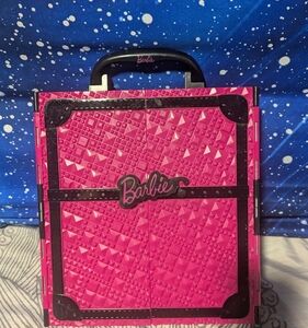 2011 Barbie Closet / Wardrobe Pink & Black Doll Storage Carry Case